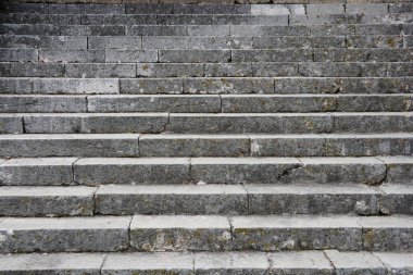 Eski bir taş merdivenin ayrıntıları