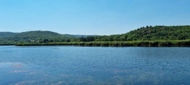 Hırvatistan 'ın Knin kenti yakınlarındaki Kosova Sahası' nda Sarena Jezera (Renkli Göller)