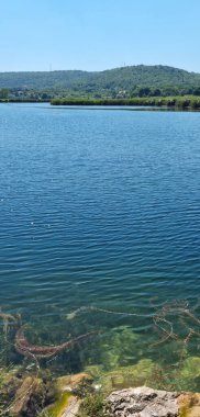 Hırvatistan 'ın Knin kenti yakınlarındaki Kosova Sahası' nda Sarena Jezera (Renkli Göller)