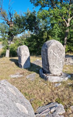 Hırvatistan 'ın Cista Velika köyü yakınlarındaki Necropolis Velika ve Mala Crljivica (Büyük ve Küçük Crljivica) sık sık karmaşık oymalarla süslenmiş mezar taşlarıyla