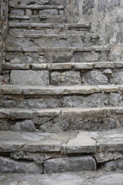 Eski bir taş merdivenin ayrıntıları