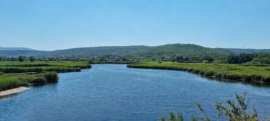 Hırvatistan 'ın Knin kenti yakınlarındaki Kosova Sahası' nda Sarena Jezera (Renkli Göller)