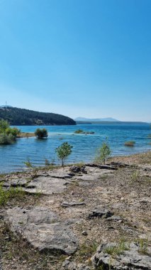 Peruca Gölü 'nün güney tarafındaki sahile bak.