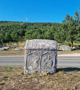 Hırvatistan 'ın Cista Velika köyü yakınlarındaki Necropolis Velika ve Mala Crljivica (Büyük ve Küçük Crljivica) karmaşık oymalarla süslenmiş mezar taşıyla