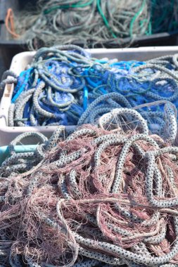 Balık ağları ve halatlarla dolu plastik kutular.