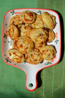 Peynirli ve jambonlu börek tabağı.