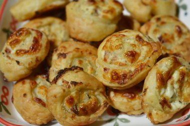 Peynirli ve jambonlu börek tabağı.