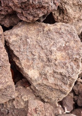 Bahçe dekorasyonu için kırmızı volkanik kaya