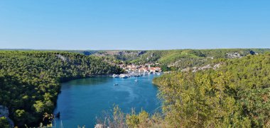 Hırvatistan 'ın Krka Nehri' nin güney kıyısından Skradin manzarası