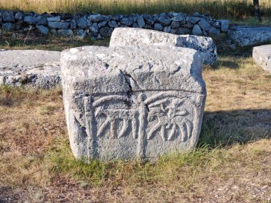 Hırvatistan 'ın Cista Velika köyü yakınlarındaki Necropolis Velika ve Mala Crljivica (Büyük ve Küçük Crljivica) sık sık karmaşık oymalarla süslenmiş mezar taşlarıyla