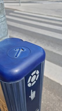 Yaya geçidinin yönünü gösteren bir ok ile yayalar için yayaya basma tuşu ve işitilebilir sinyal