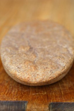 Tahta kesme tahtasındaki ev yapımı ekmeğin ucu.