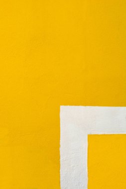 Beyaz detaylarla boyanmış sarı bir dış duvarın ayrıntıları.