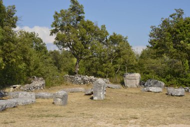 Hırvatistan 'ın Cista Velika köyü yakınlarındaki Necropolis Velika ve Mala Crljivica (Büyük ve Küçük Crljivica) sık sık karmaşık oymalarla süslenmiş mezar taşlarıyla