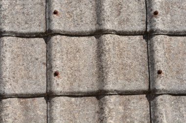 Yıpranmış asbest karolarla kaplı bir çatının ayrıntıları