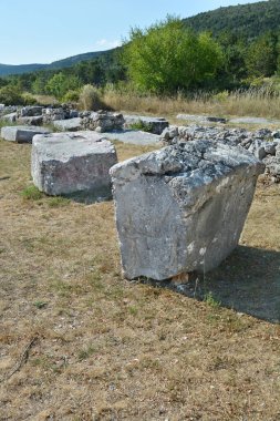 Hırvatistan 'ın Cista Velika köyü yakınlarındaki Necropolis Velika ve Mala Crljivica (Büyük ve Küçük Crljivica) karmaşık oymalarla süslenmiş mezar taşlarıyla