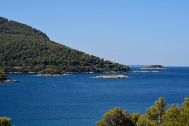 Hırvatistan 'daki Peljesac yarımadasının kıyısından Miriste, Kosmac ve Lirica adalarına doğru bir görüntü