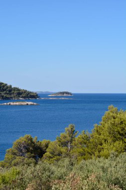 Peljesac Yarımadası 'nın kıyısından Miriste ve Lirica adalarına doğru bak.
