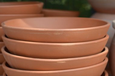 Portakal yığını boş terracotta saksısı