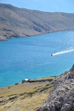 Hırvatistan 'ın Krk adasındaki Vela Luka Körfezi manzarası