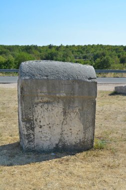 Hırvatistan 'ın Cista Velika köyü yakınlarındaki Necropolis Velika ve Mala Crljivica (Büyük ve Küçük Crljivica) karmaşık oymalarla süslenmiş mezar taşıyla