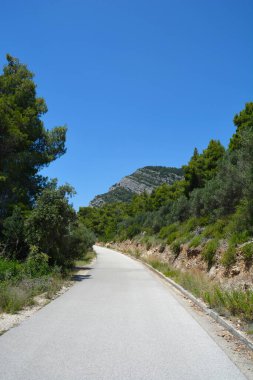 Hırvatistan 'daki Peljesac yarımadasında Zuljana' dan Trstenik 'e asfalt yol