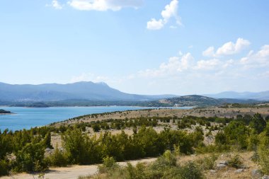 Doğu kıyısından Peruca Gölü manzarası