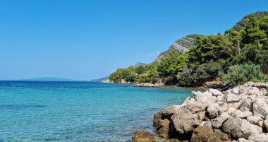 Zuljana sahilinin manzarası, uzak Korcula adasını gözler önüne seriyor.