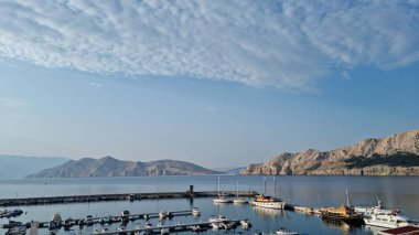 Sayısız yelkenli ve küçük teknelerle Baska limanının panoramik bir görüntüsü olan Prvic adası uzak mesafeden görülebilir.