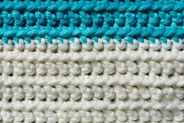 Ekstra kalın örgü kumaşından beyaz ve turkuaz renklerde.