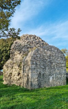 Hırvatistan 'ın Krk adasında yer alan Saint Dunat Kilisesi' nin arka tarafında.