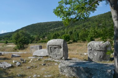 Hırvatistan 'ın Cista Velika köyü yakınlarındaki Necropolis Velika ve Mala Crljivica (Büyük ve Küçük Crljivica) karmaşık oymalarla süslenmiş mezar taşlarıyla