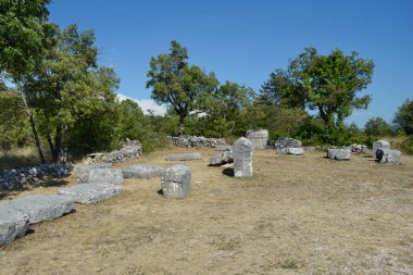Hırvatistan 'ın Cista Velika köyü yakınlarındaki Necropolis Velika ve Mala Crljivica (Büyük ve Küçük Crljivica) karmaşık oymalarla süslenmiş mezar taşlarıyla