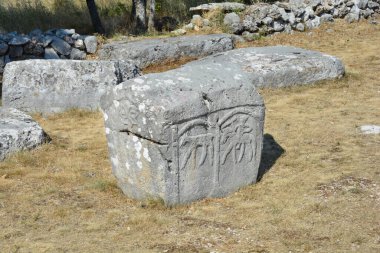 Hırvatistan 'ın Cista Velika köyü yakınlarındaki Necropolis Velika ve Mala Crljivica (Büyük ve Küçük Crljivica) karmaşık oymalarla süslenmiş mezar taşlarıyla