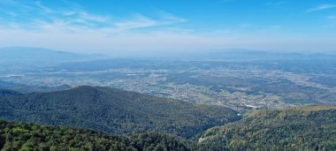 Sljeme 'in tepesinden kuzeybatıya doğru Gornja Bistra ve Donja Bistra görülebilir.