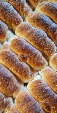 Fırın tepsisi dolusu taze kruvasan.