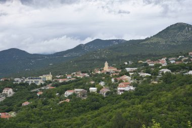 Hırvatistan 'daki Hreljin' in panoramik manzarası, yeşil tepelerin arasına kurulmuş bir kilisesi olan büyüleyici bir köyü ortaya çıkardı