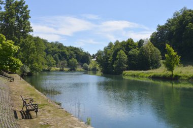 Hırvatistan 'ın Jarce Polje kasabası yakınlarında bankları olan Dobra Nehri' nin kuzey taştan kıyısı