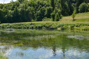 Croati 'de Banovac Şelalesi (Banovcev tokadı) yakınlarındaki Dobra Nehri' nin güney kıyısında.