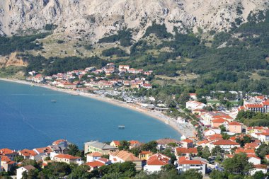 Hırvatistan 'ın Krk adasındaki Baska' daki ana plaj (Vela Plaza) manzarası