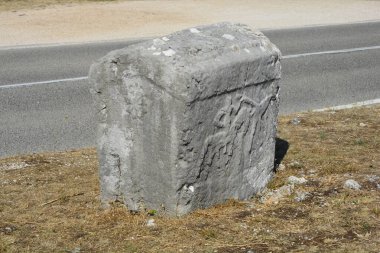 Hırvatistan 'ın Cista Velika köyü yakınlarındaki Necropolis Velika ve Mala Crljivica (Büyük ve Küçük Crljivica) karmaşık oymalarla süslenmiş mezar taşlarıyla