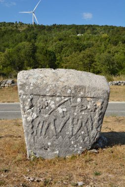 Hırvatistan 'ın Cista Velika köyü yakınlarındaki Necropolis Velika ve Mala Crljivica (Büyük ve Küçük Crljivica) karmaşık oymalarla süslenmiş mezar taşlarıyla