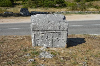 Hırvatistan 'ın Cista Velika köyü yakınlarındaki Necropolis Velika ve Mala Crljivica (Büyük ve Küçük Crljivica) karmaşık oymalarla süslenmiş mezar taşlarıyla