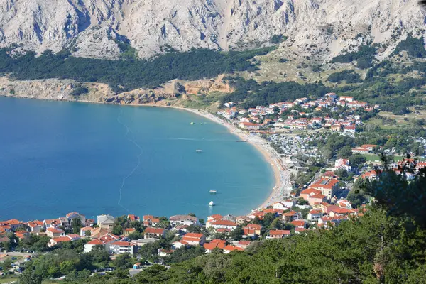 Hırvatistan 'ın Krk adasındaki Baska' daki ana plaj (Vela Plaza) manzarası