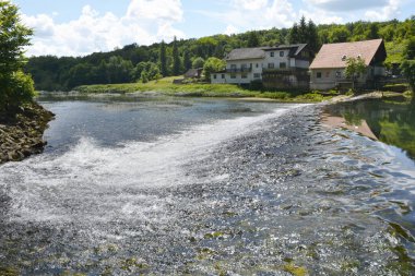 Hırvatistan 'daki Dobra Nehri üzerinde yer alan Banovac şelalesi (Banovcev tokadı)