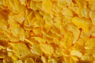 Yakın plan gevrek, altın sarısı mısır gevreği yığını.