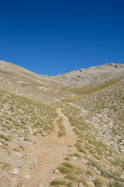 Hırvatistan 'ın Krk adasının güney kesiminde yürüyüş rotası çorak ve kayalık bir arazi ile tanımlanıyor.