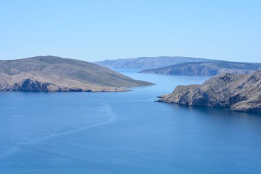 Uzakta Sveti Grgur ve Rab adaları ile Prvic (solda) ve Krk adaları arasındaki deniz geçidine yüksek açılı bir bakış açısı