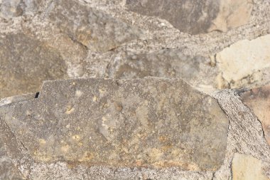 Tepeden tırnağa bir görünüm, dokusunu ve detaylarını vurgulayan bir taş adımı gözler önüne serer.