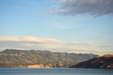 Hırvatistan 'ın Krk Adası' ndaki Baska köyünden Velebit sıradağları, sağ tarafta Prvic adası görülebiliyor.